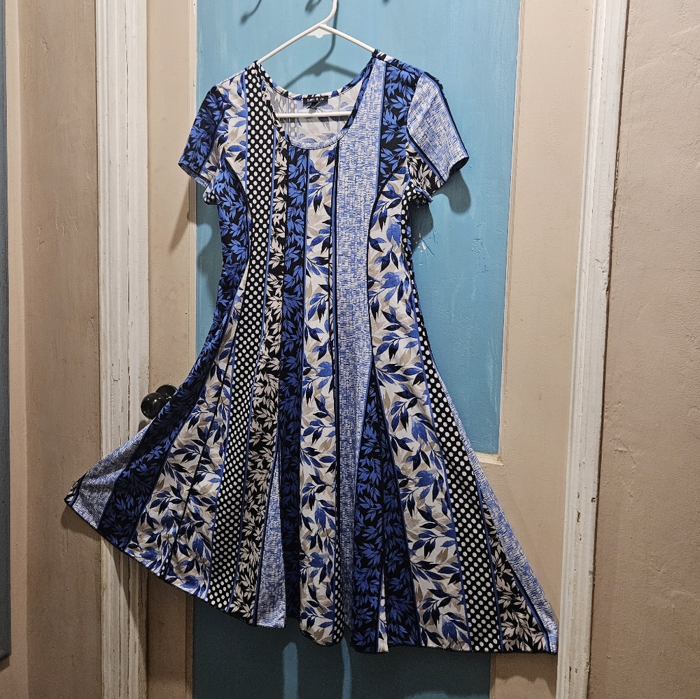 Blue and White Short Sleeved Summer Flare Dress (Small)